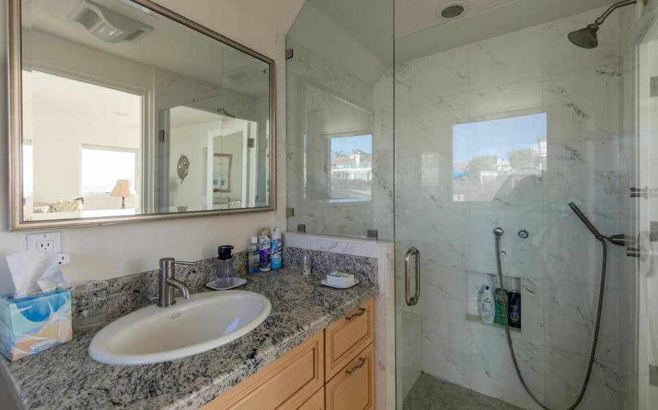 Beachfront Home with 3 Large Decks, Walk to shops House in La Jolla