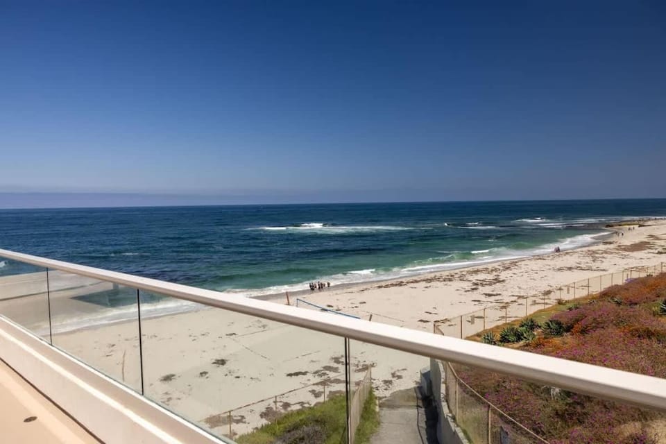 Beachfront Home with 3 Large Decks, Walk to shops House in La Jolla