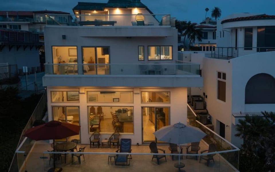 Beachfront Home with 3 Large Decks, Walk to shops House in La Jolla