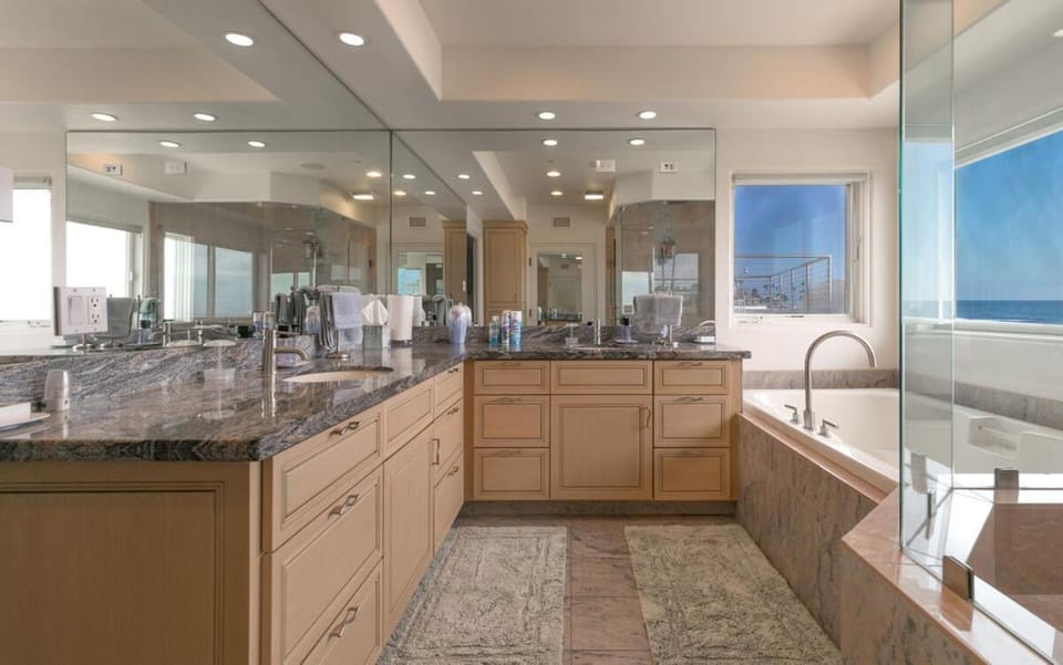 Beachfront Home with 3 Large Decks, Walk to shops House in La Jolla