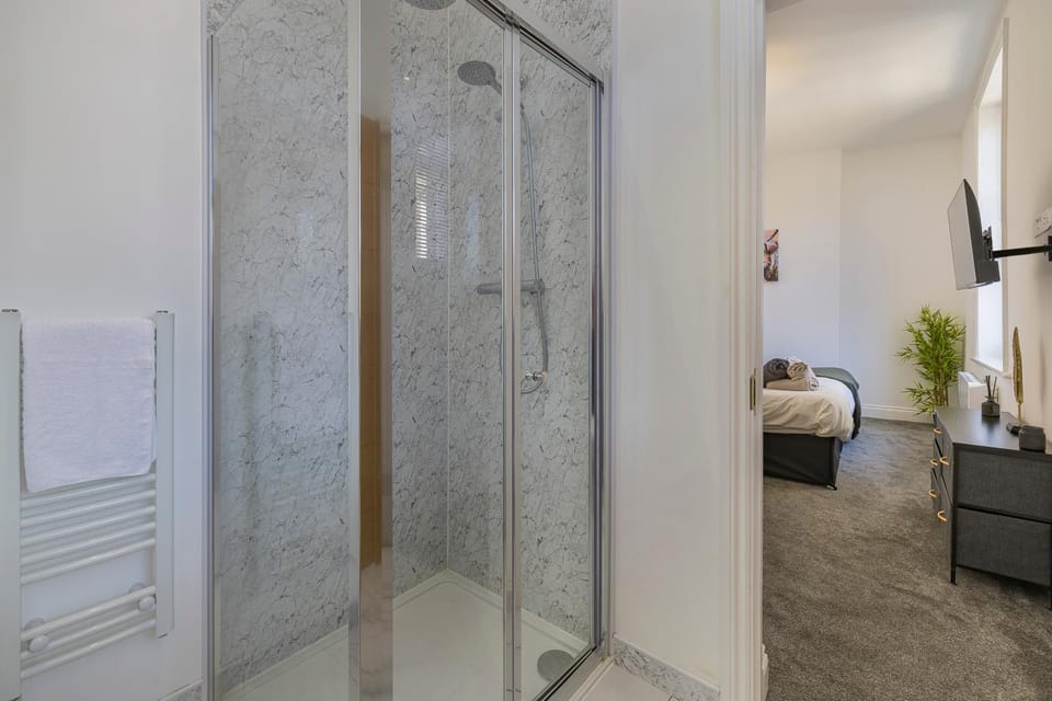 Coastal Residence - Central - 2 Beds - Contractors Apartment in Eastbourne