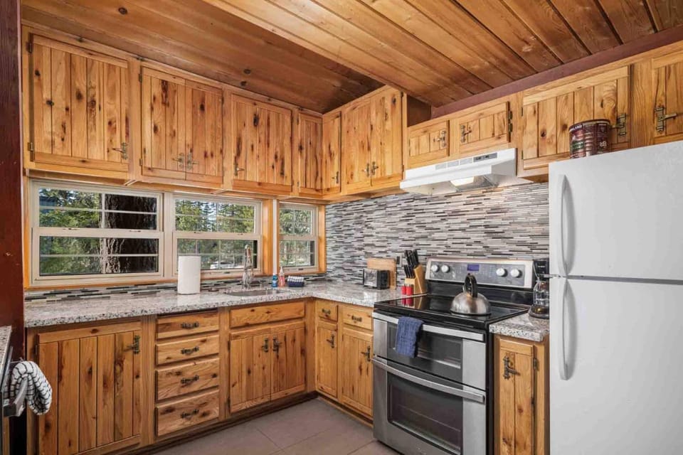 Snowball House House in Clackamas County