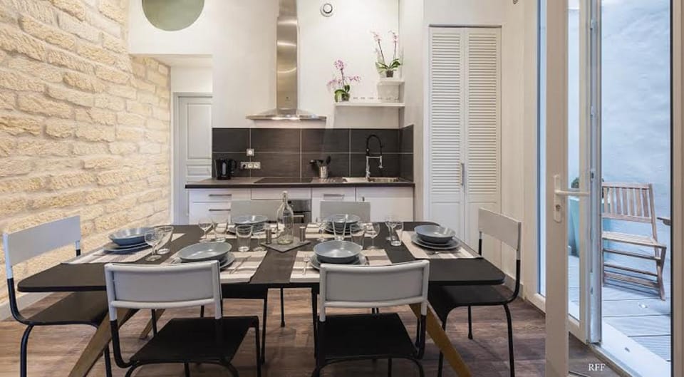 Kitchen or kitchenette, Dining area
