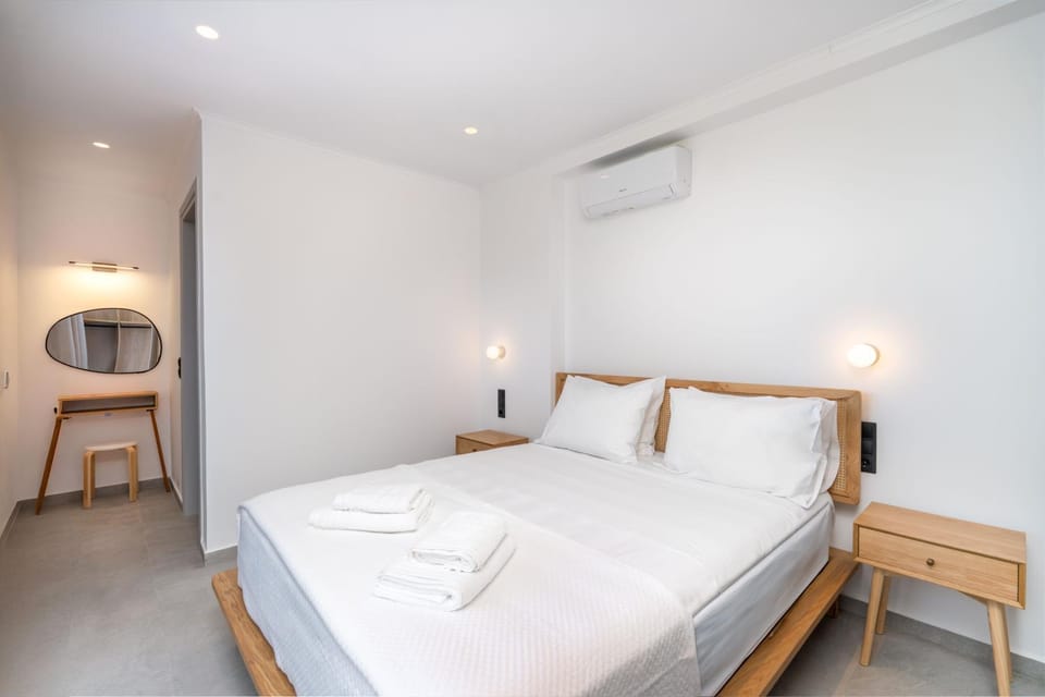 Bed, Photo of the whole room, Bedroom, towels, air conditioner