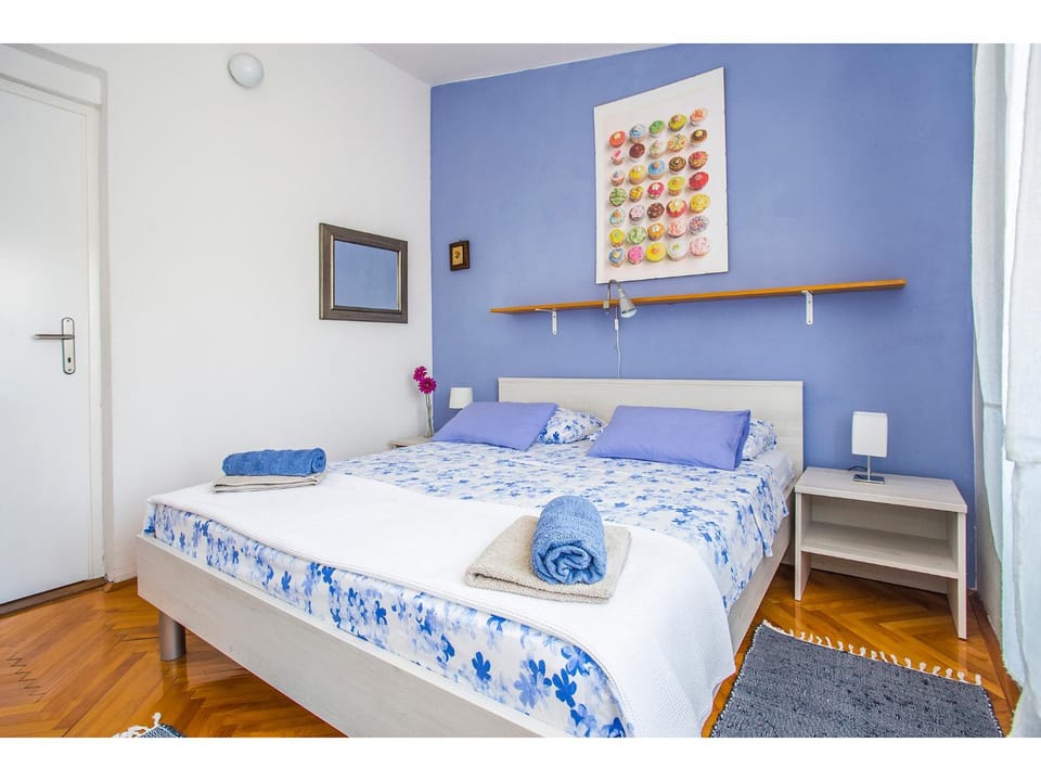 Photo of the whole room, Bedroom