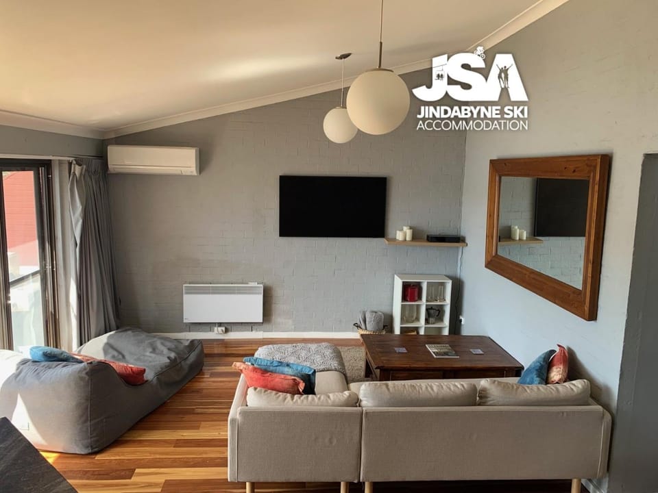 Communal lounge/ TV room, TV and multimedia, View (from property/room), Living room, Seating area, Evening entertainment, Garden view, Lake view, Mountain view, air conditioner