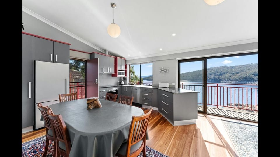 Balcony/Terrace, Kitchen or kitchenette, Lake view, Mountain view