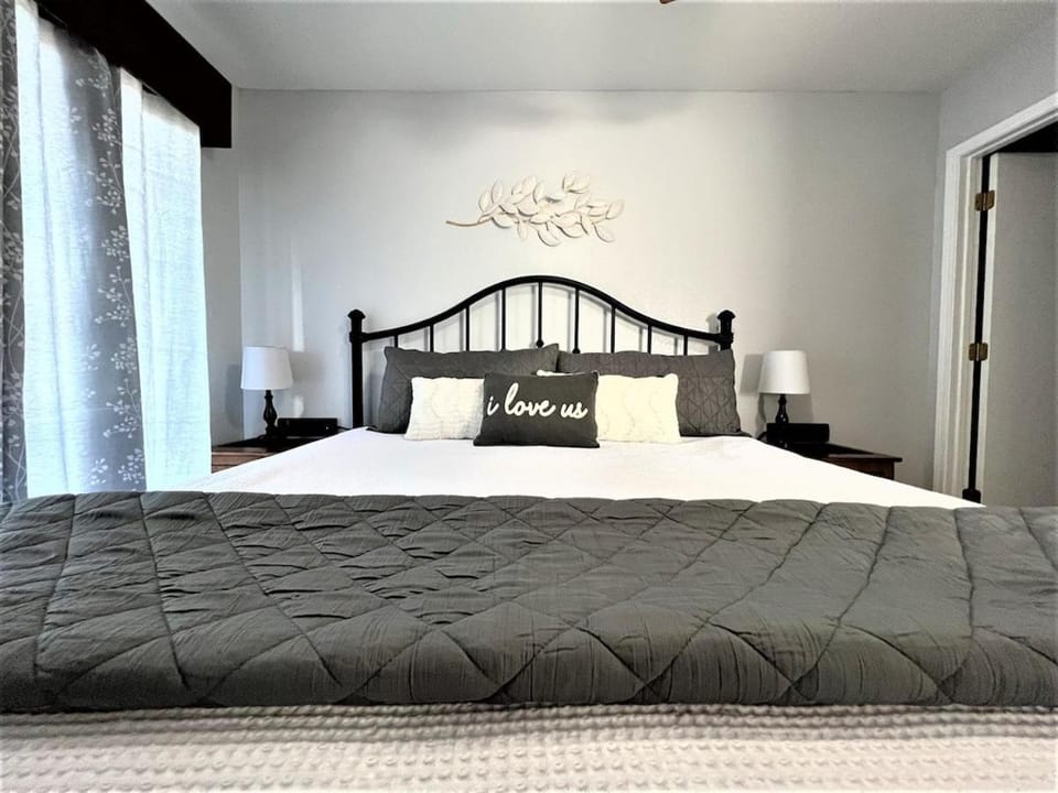 The Cove 8-3 By SDC, Big Deck, Pool, Hot Tub, Lake View, No Stairs Apartment in Indian Point