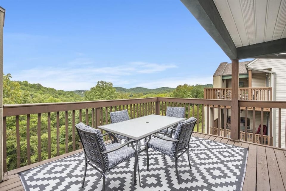 View (from property/room), Balcony/Terrace, Dining area