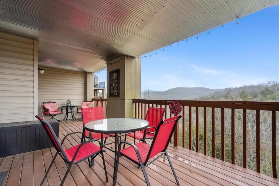 Patio, View (from property/room), Balcony/Terrace, Dining area, Mountain view