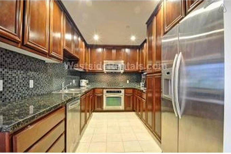 Cozy private room and bathroom in prime location with rooftop views 30 day stays or more Vacation rental in San Fernando Valley