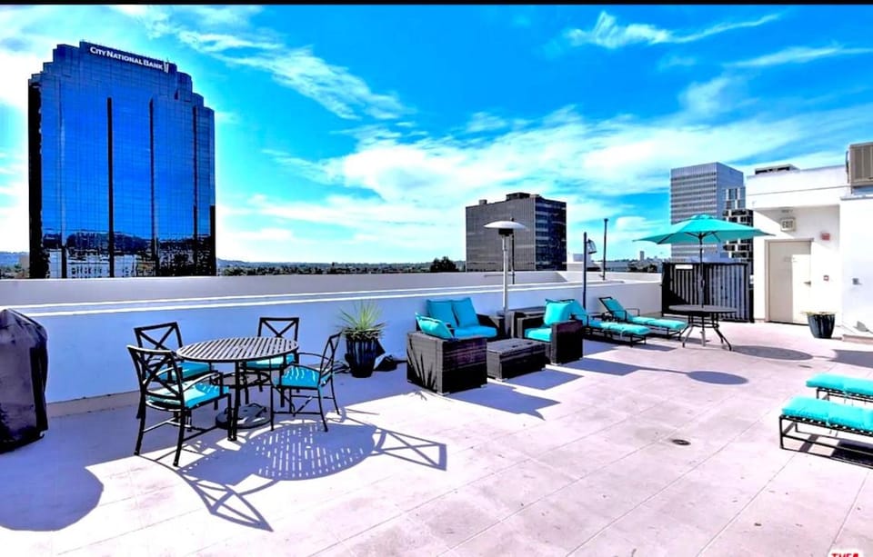 Cozy private room and bathroom in prime location with rooftop views 30 day stays or more Vacation rental in San Fernando Valley