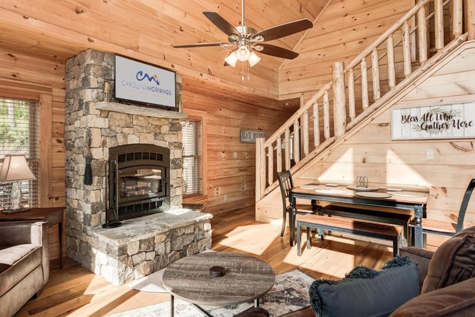 Communal lounge/ TV room, TV and multimedia, Living room, Seating area, Dining area, Evening entertainment, fireplace