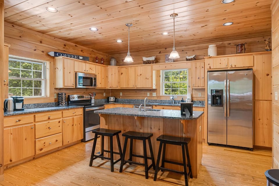 Kitchen or kitchenette, Dining area, dishwasher, minibar, oven, stove, toaster