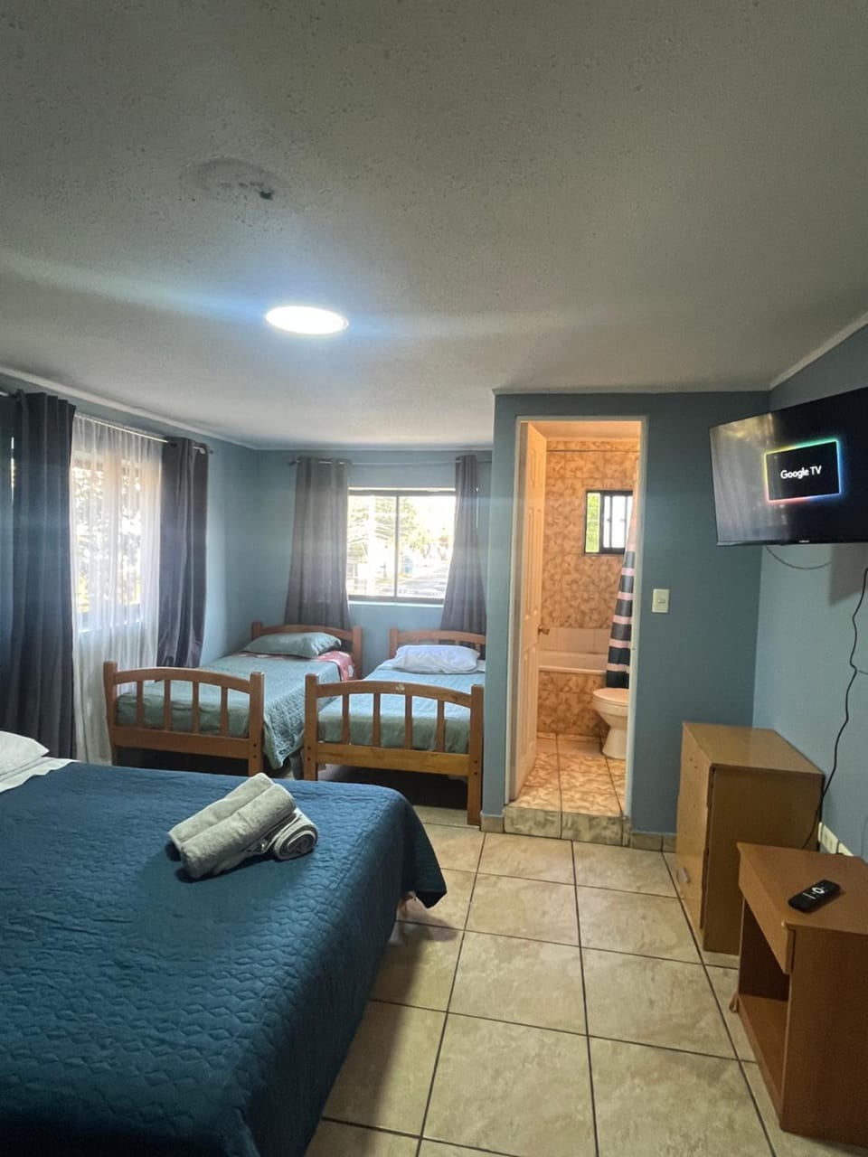 Bed, TV and multimedia, Bedroom, towels