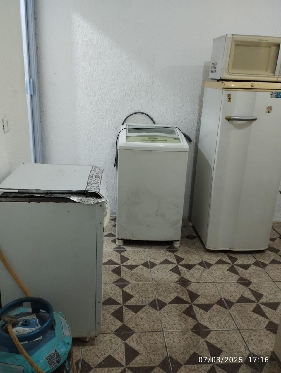 Kitchen or kitchenette, washing machine