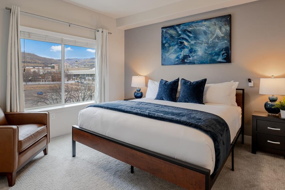 Bed, View (from property/room), Bedroom, City view, Mountain view