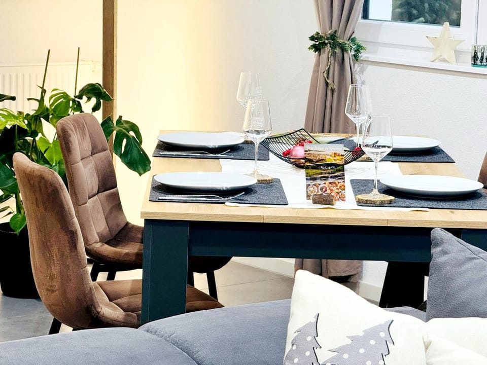 Living room, Food and drinks, Seating area, Dining area, Food