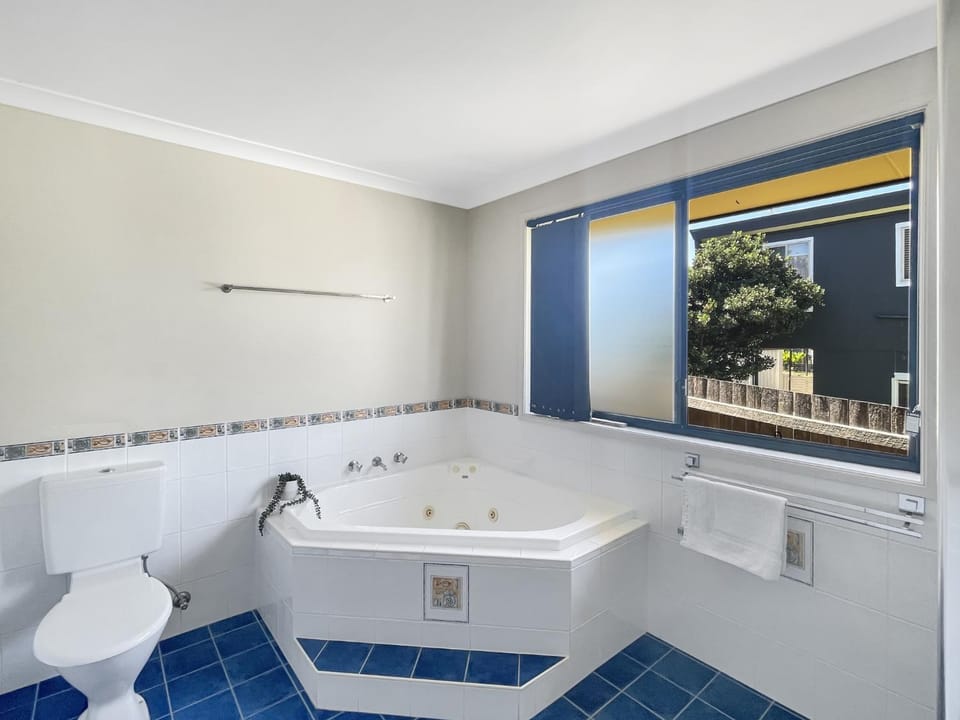 Our Haven: 4-Bed Escape Near Beach & Mogo Trails House in Batemans Bay
