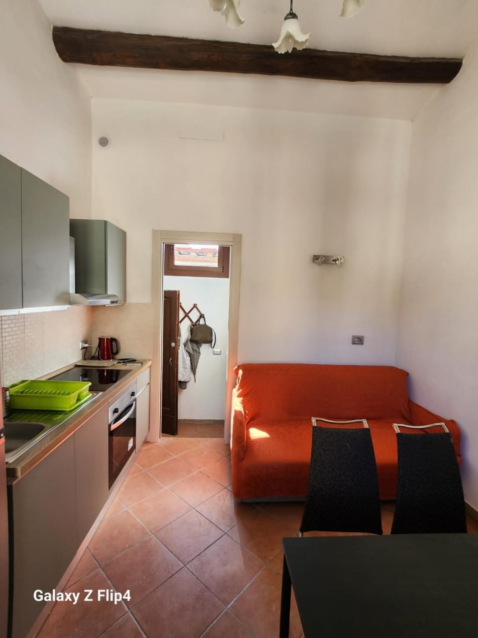 Kitchen or kitchenette, Living room, Seating area, Dining area, stove