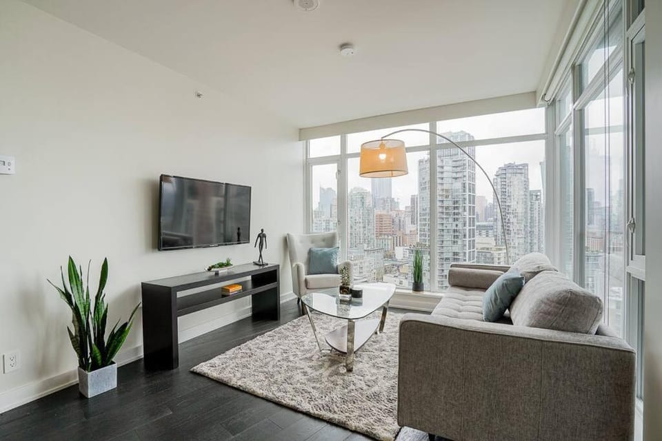 Modern Downtown Apartment with Water Views Apartment in Vancouver
