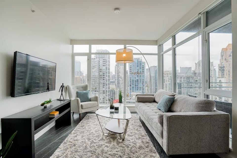 Modern Downtown Apartment with Water Views Apartment in Vancouver