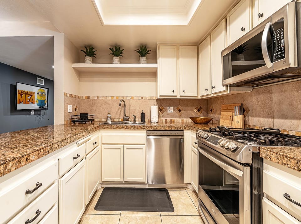 New, Desert Private Oasis Pool, Spa and Game room House in La Quinta
