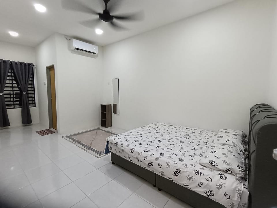 Toilet, Bed, Bedroom, air conditioner