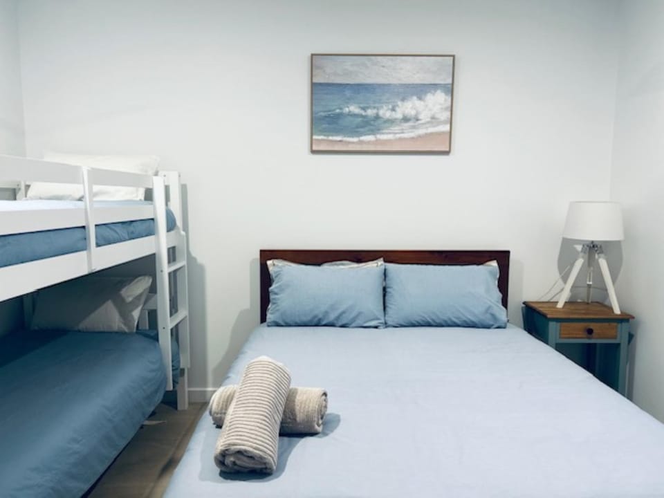 Property building, Bed, Bedroom, Guests, Guests, group of guests, group of guests, group of guests, bunk bed, Family