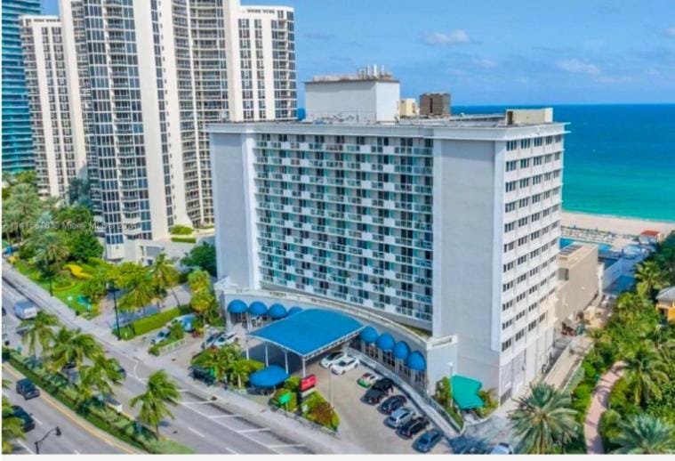 Ocean View Balcony Studio- beach access Apartment in Sunny Isles Beach
