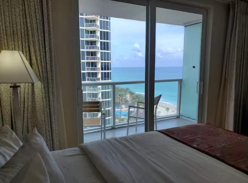 Ocean View Balcony Studio- beach access Apartment in Sunny Isles Beach