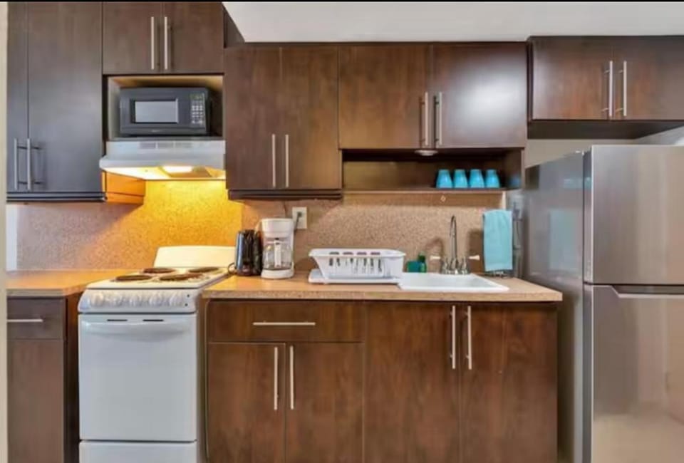 Ocean View Balcony Studio- beach access Apartment in Sunny Isles Beach