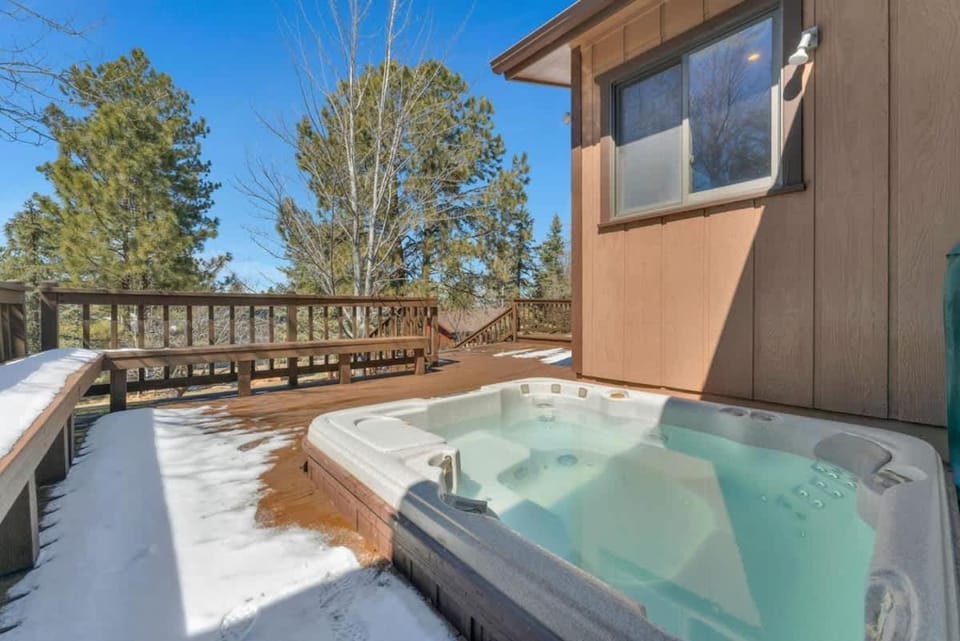 Country Club Cabin with Hot Tub Cabin in Flagstaff