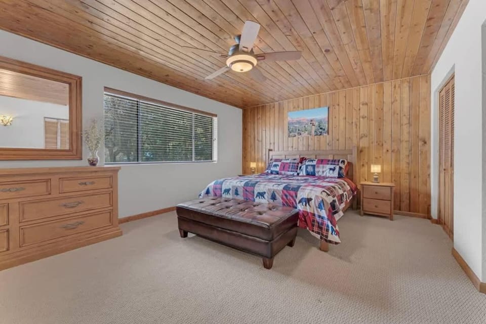 Country Club Cabin with Hot Tub Cabin in Flagstaff