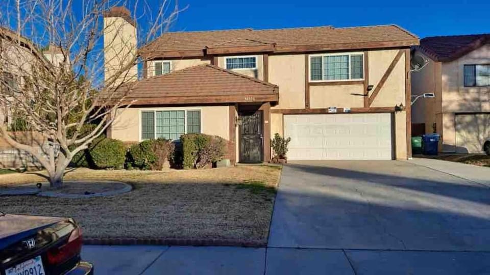 Quartz Hill House with Swimming Pool House in Lancaster
