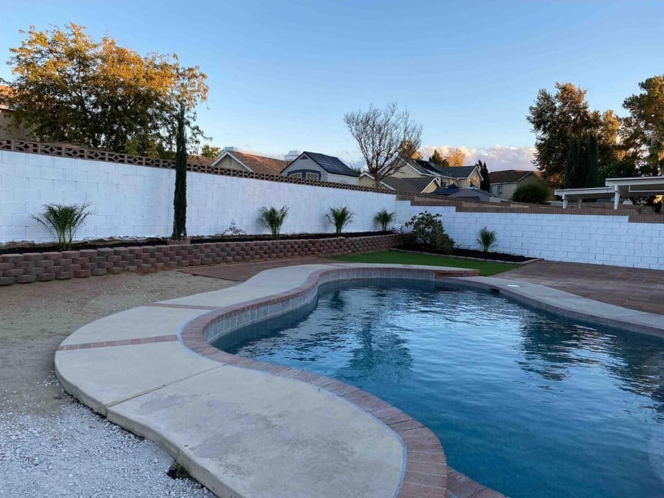 Quartz Hill House with Swimming Pool House in Lancaster