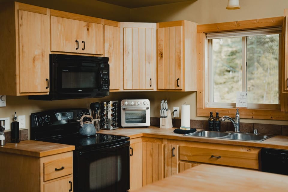 Cabin Minutes to Mt Rainier - EV, HotTub, 2 Queen and Twin Cabin in Washington
