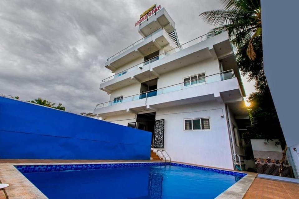Property building, Day, Pool view, Swimming pool, Swimming pool
