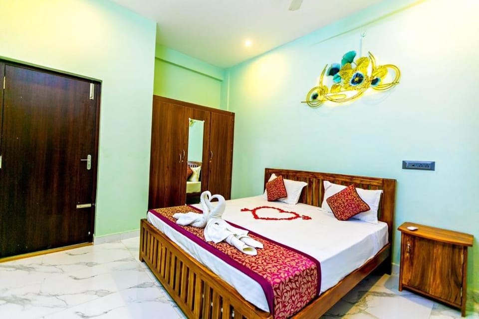 Bed, Bedroom, towels