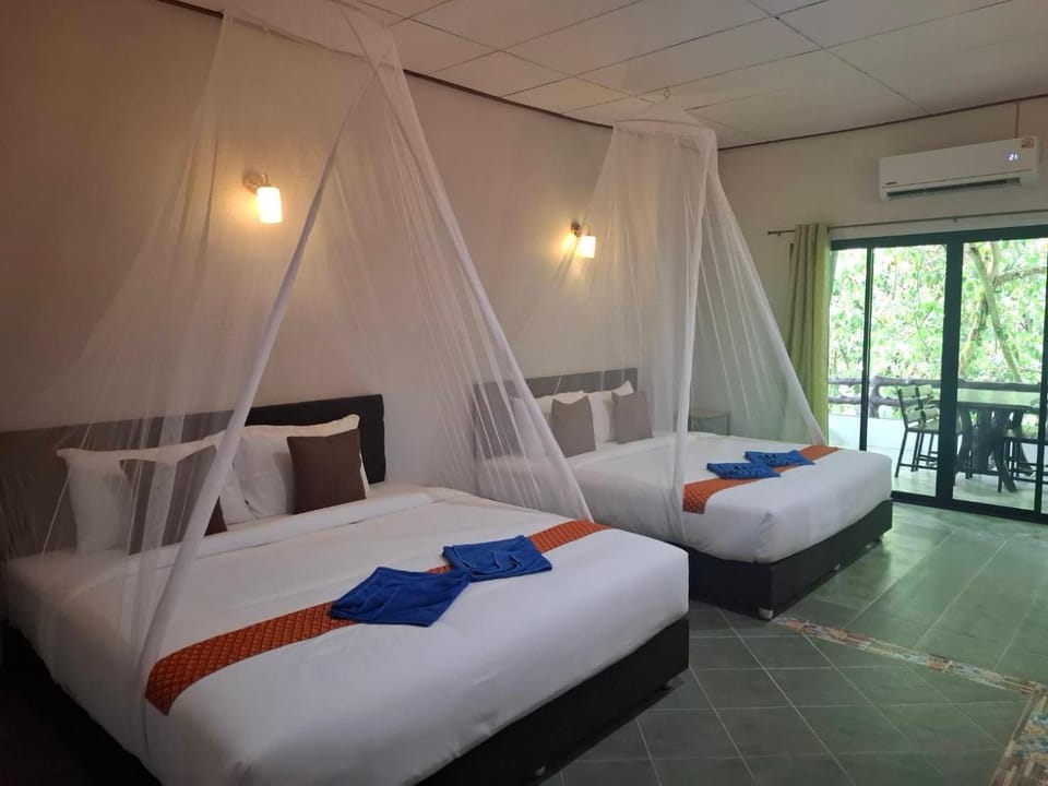 Tree Tops River Huts Resort in Khlong Sok