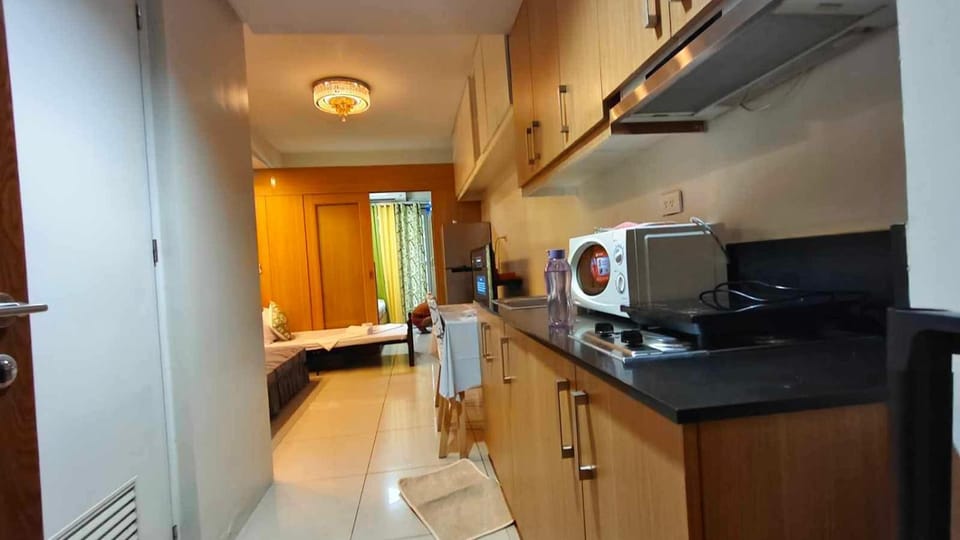 Tandem Family room big balcony pool view 2F Apartment hotel in Pasay