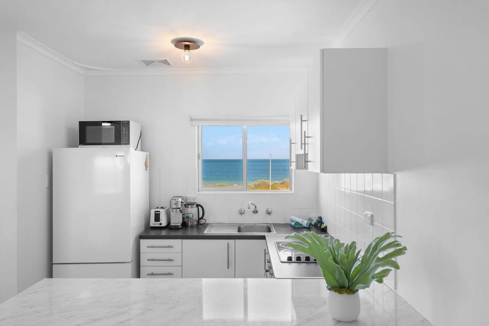 Belle Escapes - Tranquil Oceanview Escape - Relax & Reset Apartment in Adelaide