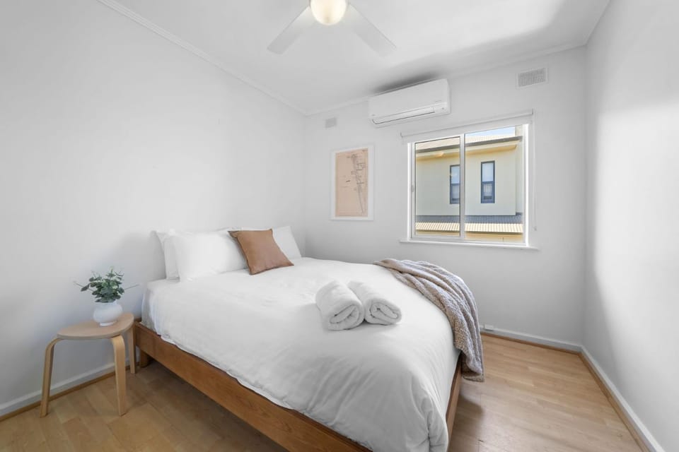 Belle Escapes - Tranquil Oceanview Escape - Relax & Reset Apartment in Adelaide