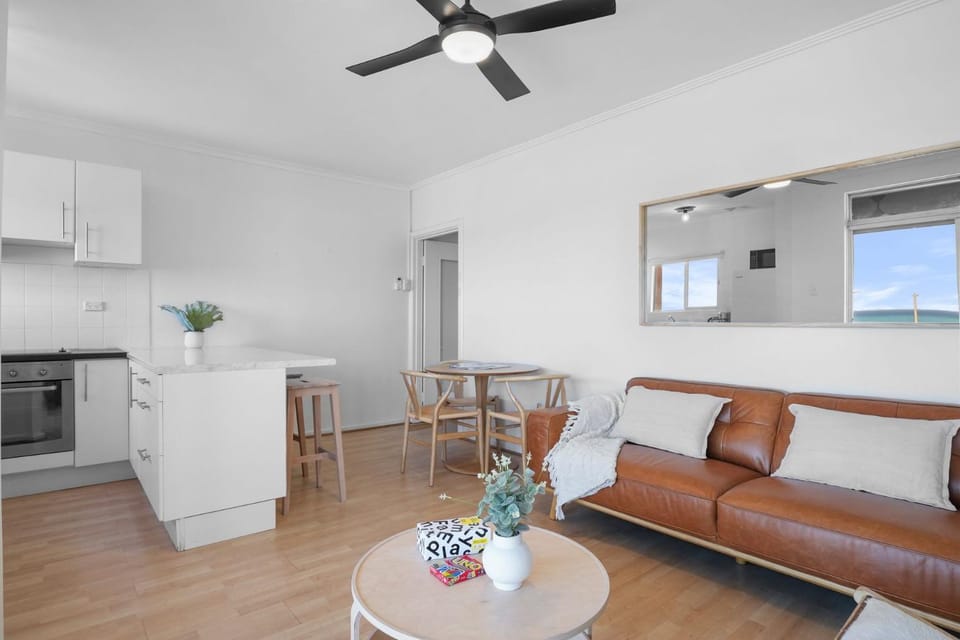 Belle Escapes - Tranquil Oceanview Escape - Relax & Reset Apartment in Adelaide