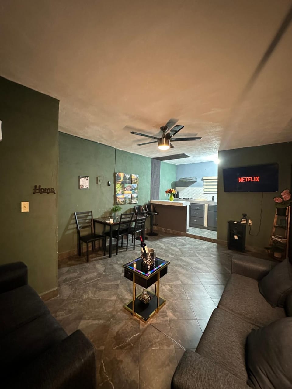 TV and multimedia, Living room, Seating area, Dining area