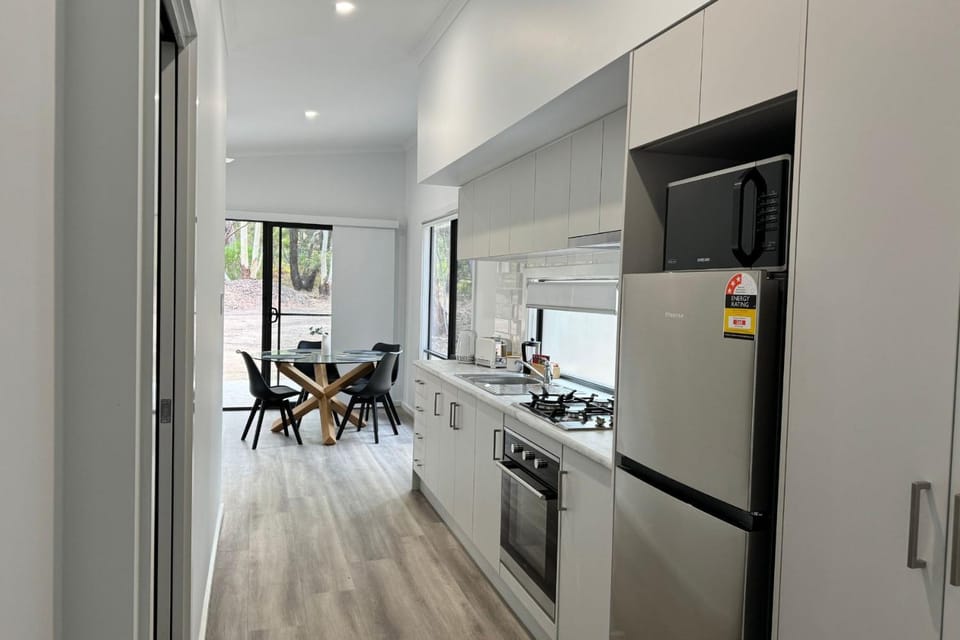 Kitchen or kitchenette, Dining area, oven, stove