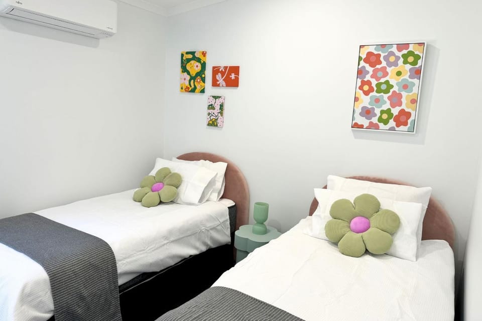 Bed, Bedroom, air conditioner