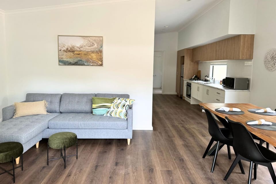 TV and multimedia, Kitchen or kitchenette, Living room, Seating area, Dining area, acessibility