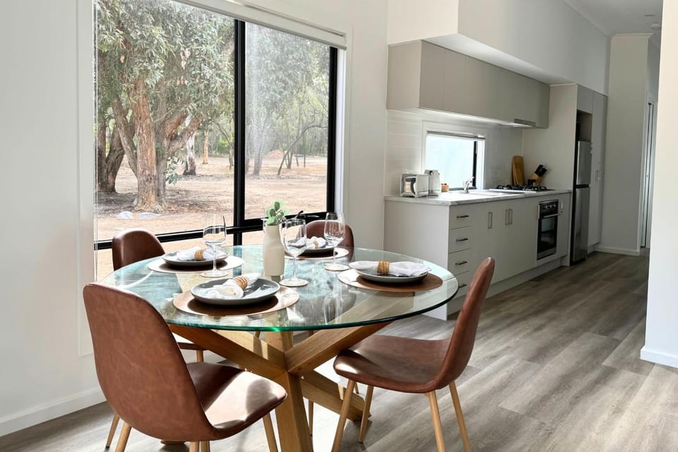 Coffee/tea facilities, Kitchen or kitchenette, Food and drinks, Dining area, oven, stove