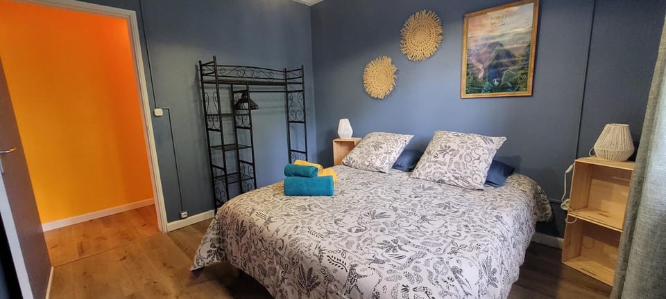 Bed, Photo of the whole room, Bedroom, towels